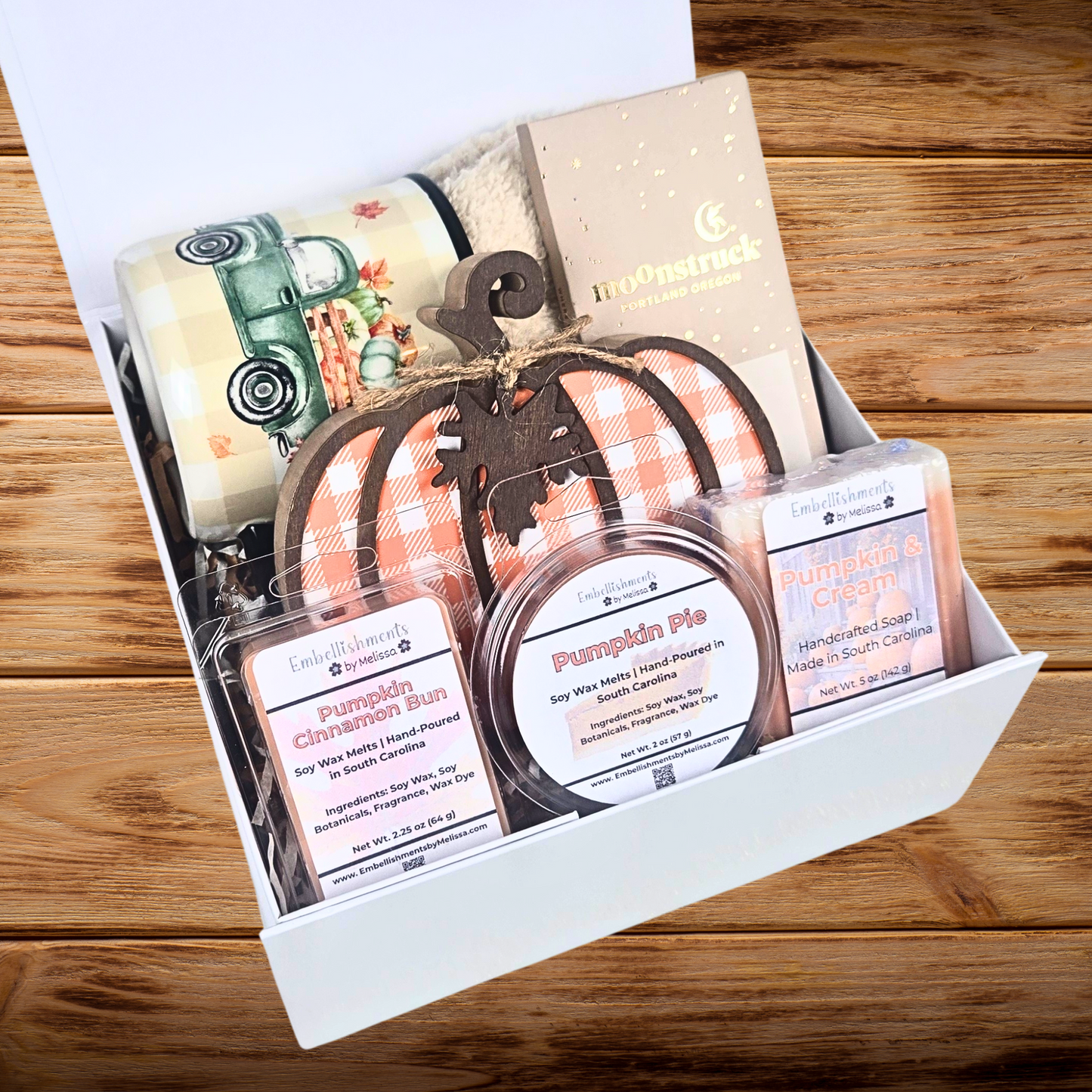 Personalized Pumpkin Fall Gift Box – Autumn-Themed Gift Set with Cozy Treats & Decor