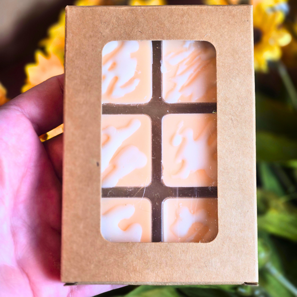 Handmade wax melt wedding favor with pumpkin cinnamon bun fragrance, front view.