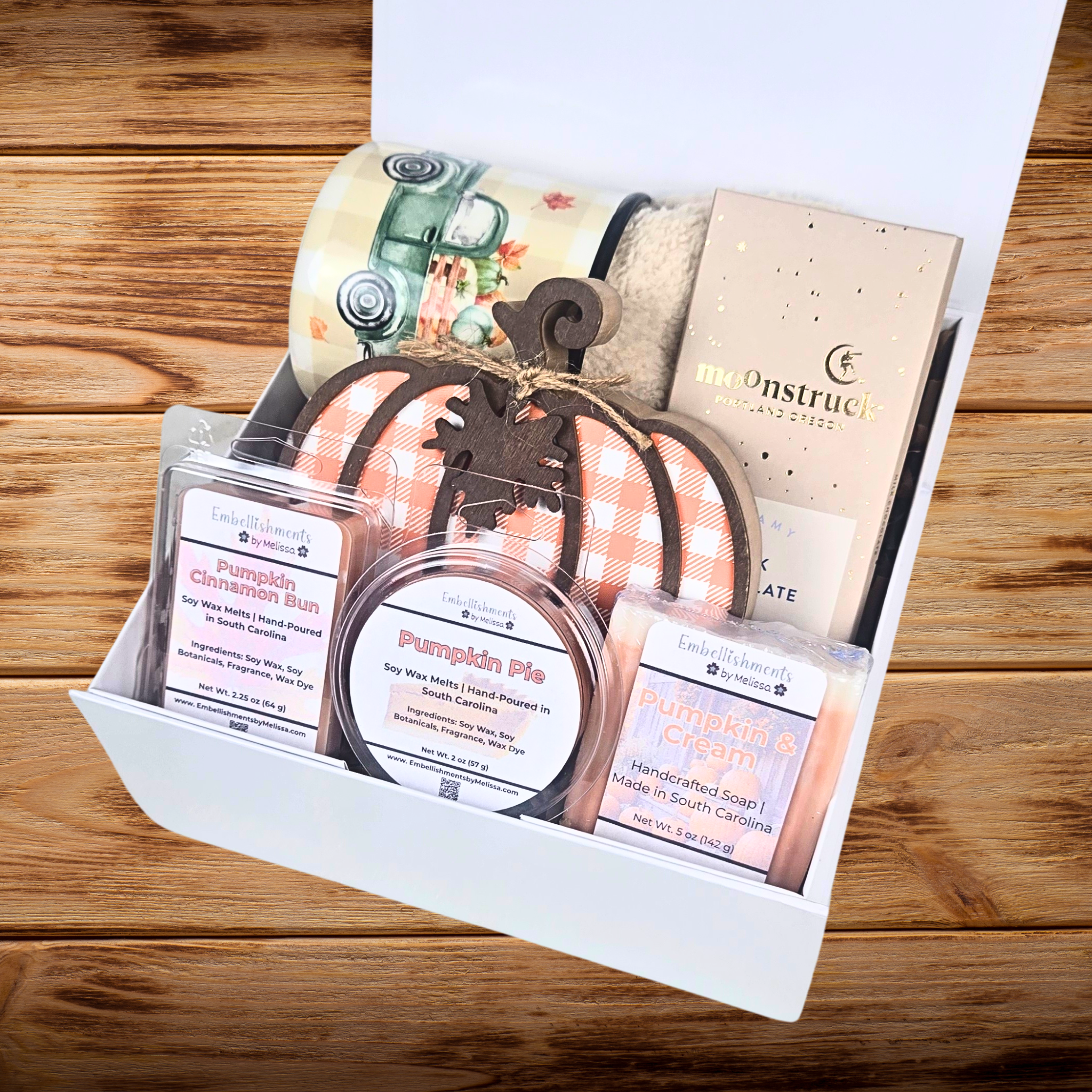 Personalized Pumpkin Fall Gift Box – Autumn-Themed Gift Set with Cozy Treats & Decor