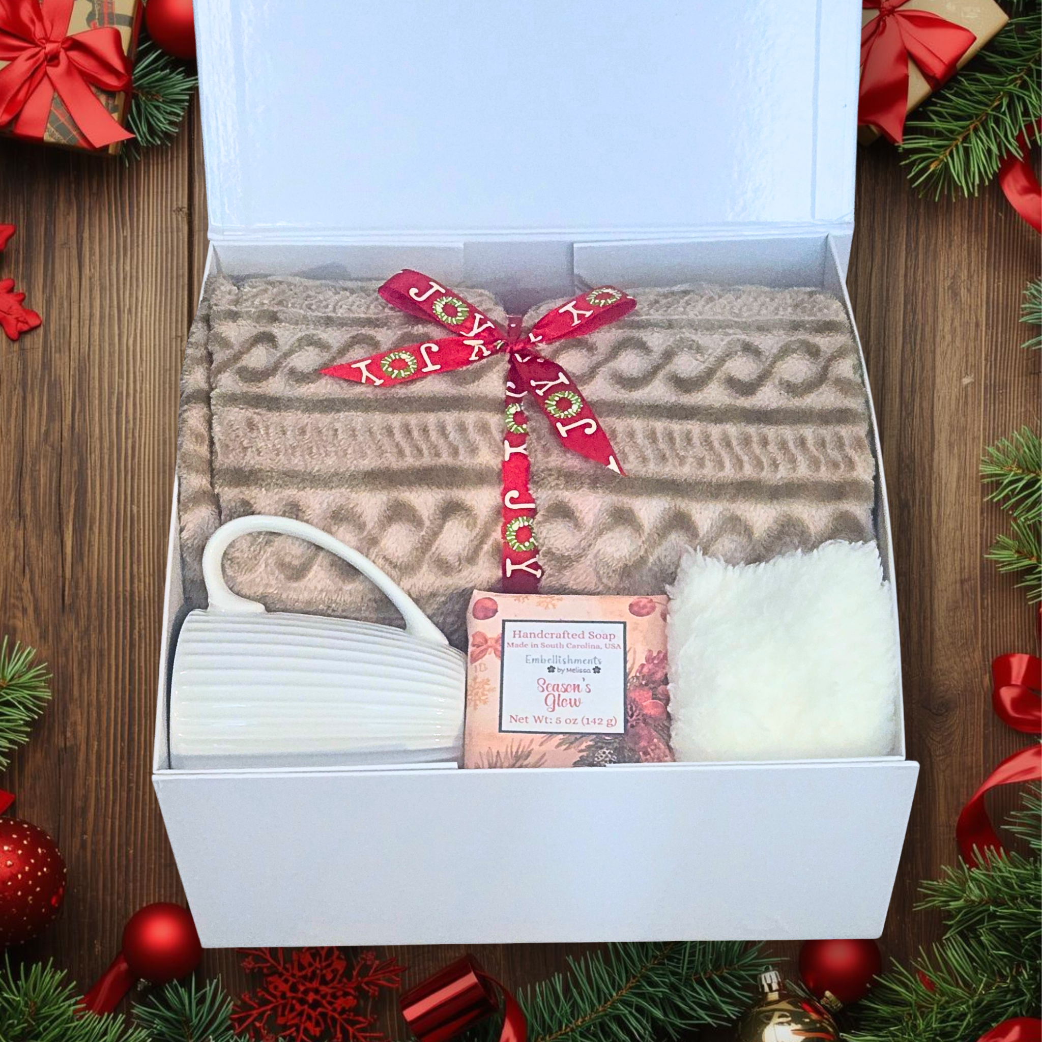 Holiday Gift Box in Season’s Glow Scent – Cozy Christmas Gift Set