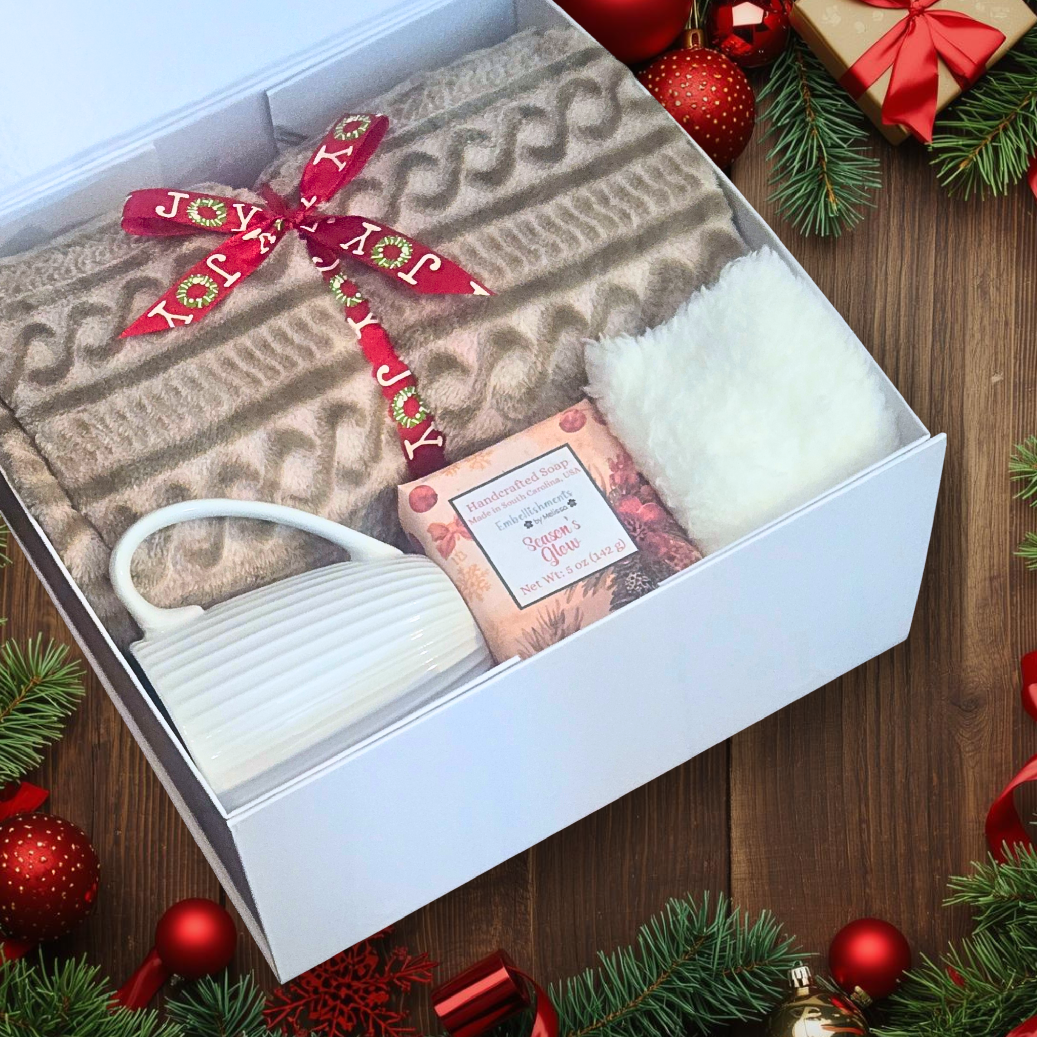 Holiday Gift Box in Season’s Glow Scent – Cozy Christmas Gift Set