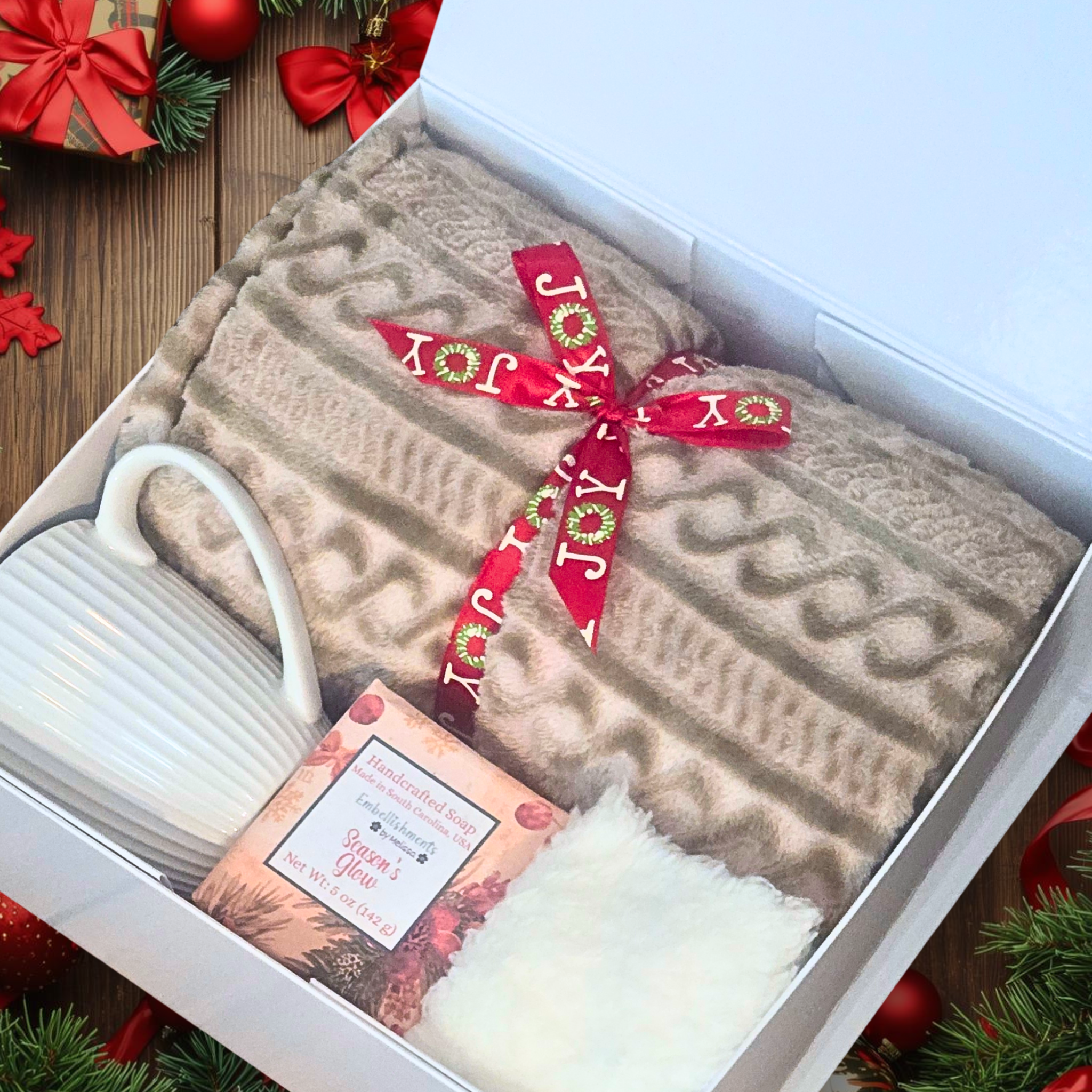 Holiday Gift Box in Season’s Glow Scent – Cozy Christmas Gift Set