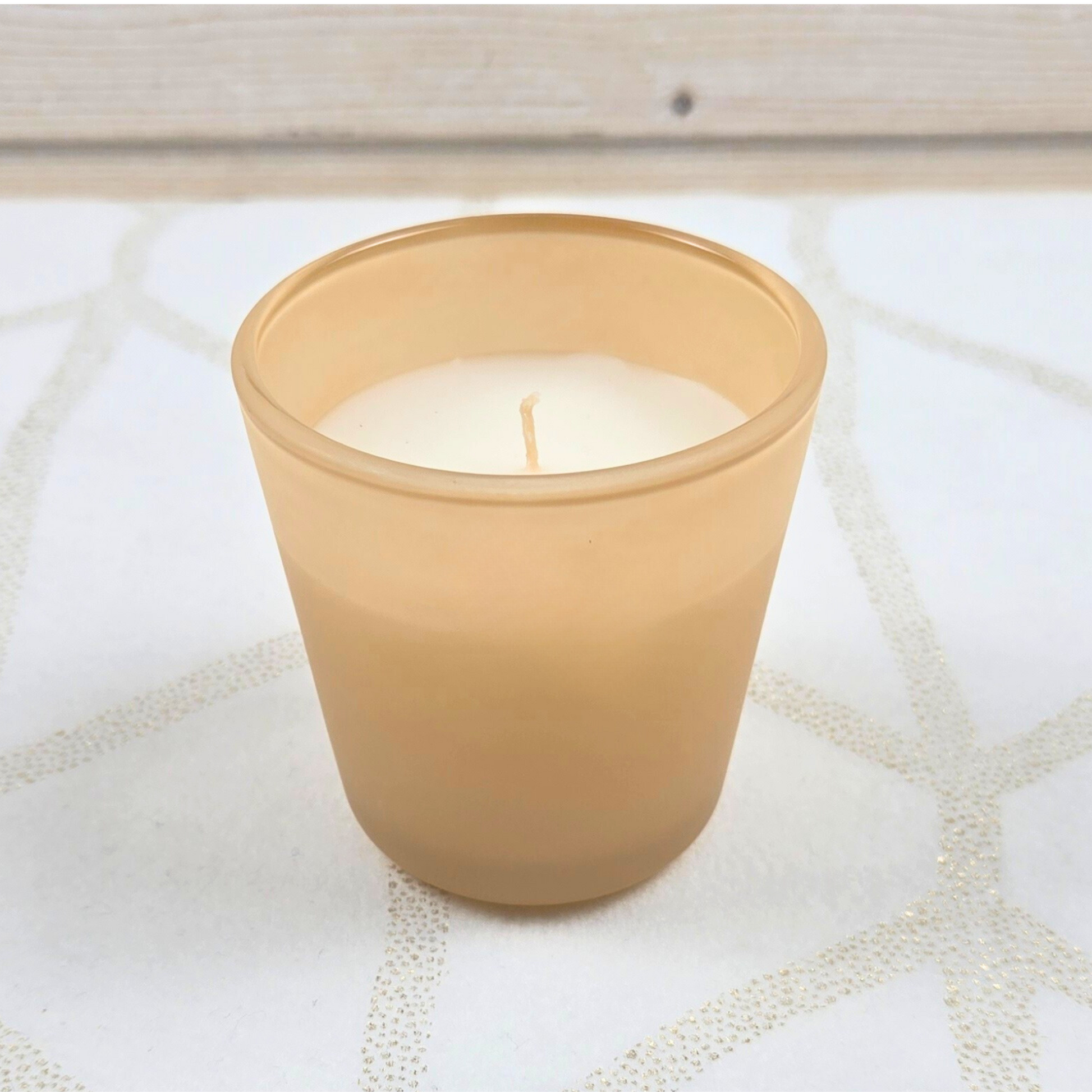 Vanilla-scented candle for gift box for her.